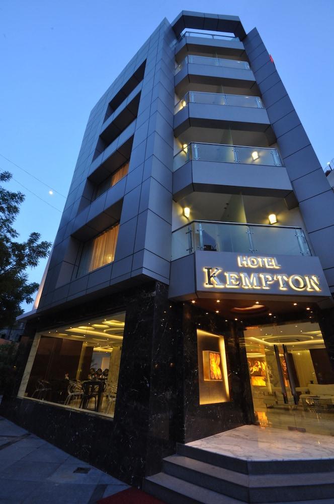 Kempton Hotel Calcutta Extérieur photo
