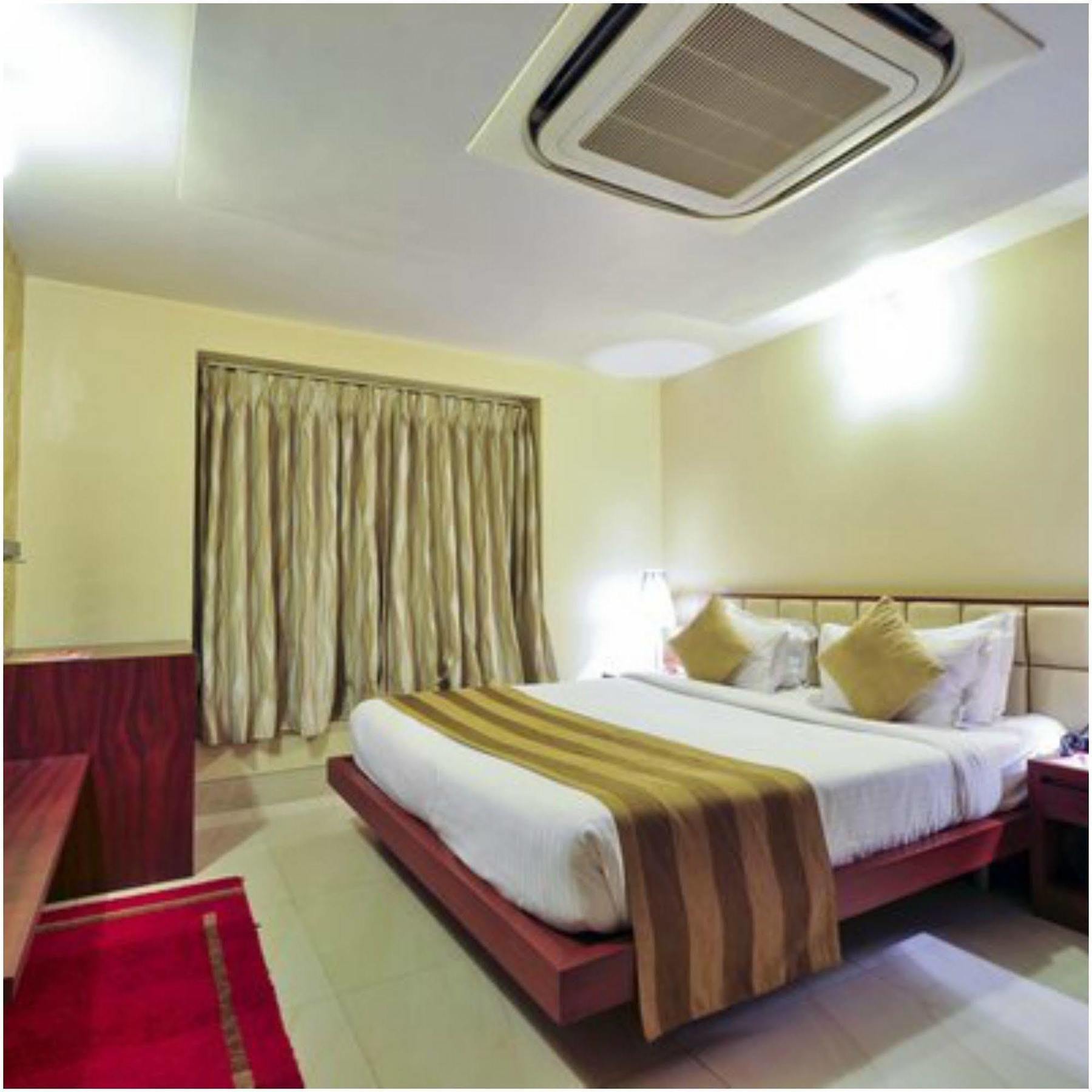 Kempton Hotel Calcutta Extérieur photo