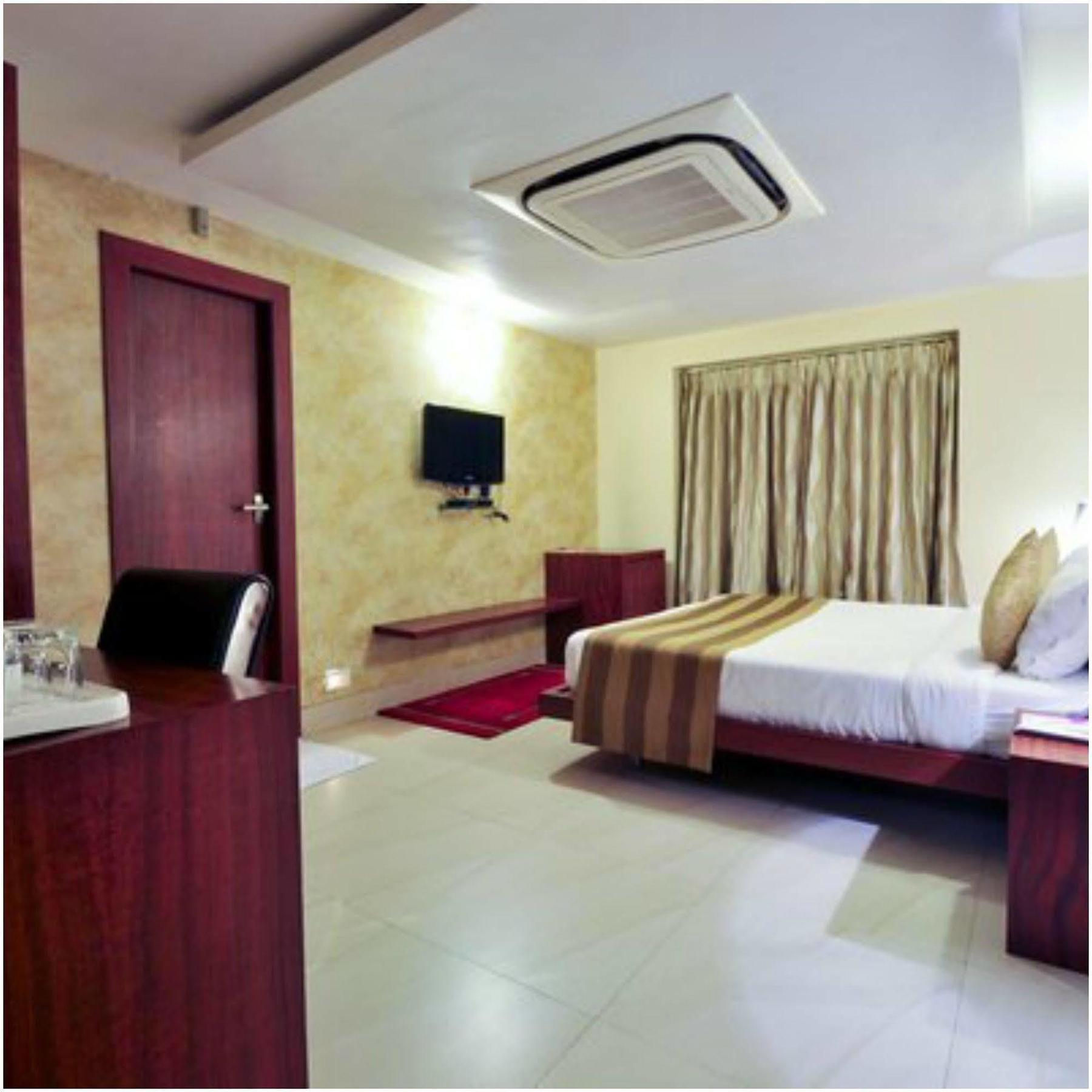 Kempton Hotel Calcutta Extérieur photo