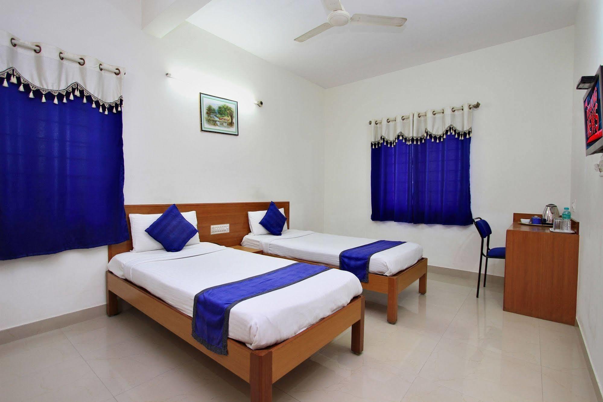 Kempton Hotel Calcutta Extérieur photo